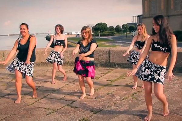 Quelques pas de danses pour ces Cherbourgeoises "happy" devant la Cité de la mer