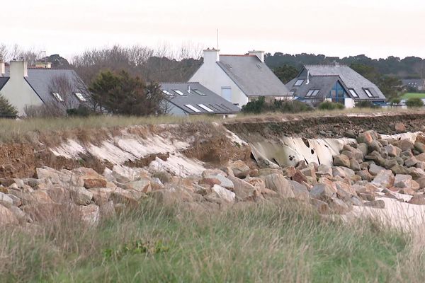 A Treffiagat, les efforts pour retenir la dune ont échoué, les habitations vont être déconstruites et les parcelles rendues à la nature