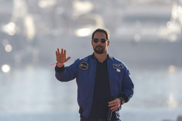 Thomas Pesquet a porté la flamme olympique lors de son passage au Mont-Saint-Michel.