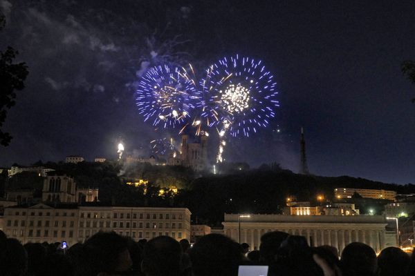 Feu d'artifice du 14 juillet 2015 à Lyon : vue depuis le pont Wilson.