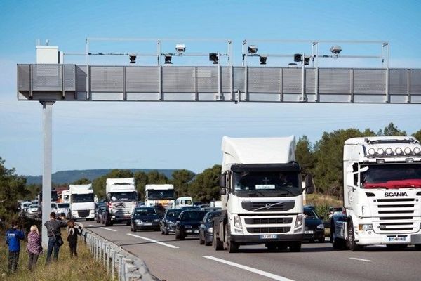 ILLUSTRATION Un portique écotaxe à  Châteauneuf-les-Martigues dans le sud de la France