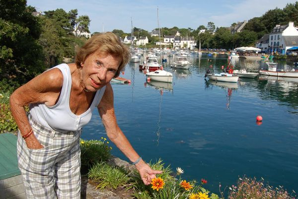 Benoîte Groult dans le jardin de sa maison du petit port de Doëlan à Clohars-Carnoët (29)