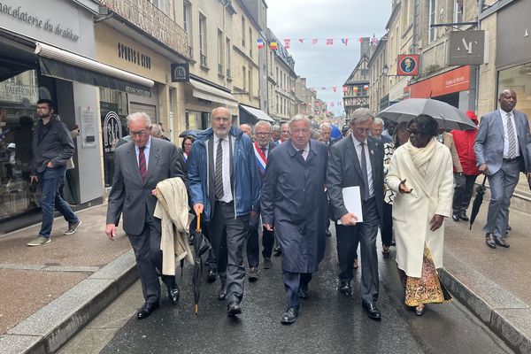 Gérard Larcher foule les rues de Bayeux comme président du Sénat et de l'Amicale des gaullistes du Sénat