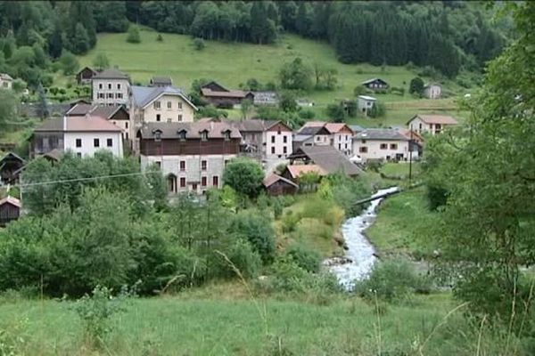 En partageant les frais en deux, les communes de Pinsot et La Ferrière ne paieront que 2.000 euros pour leur feu d'artifice intercommunal.