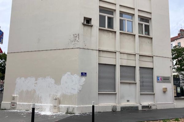 Dès la fin de la matinée, les tags ont été sommairement recouverts de peinture blanche.