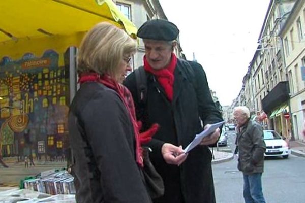 Le député des Pyrénées Atlantiques Jean Lassale était à Caen ce jeudi. Le 10 avril dernier, il a entamé une marche de 6000 km à travers tout le pays.