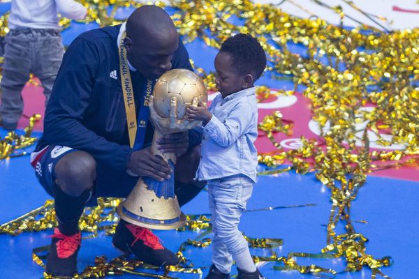 Le Nantais Olivier Nyokas avec son fils à l'issue de la finale du mondial de Hand 2017