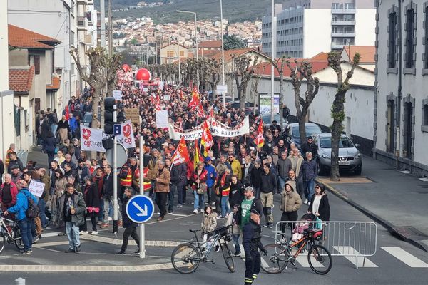 Jeudi 6 avril, le cortège des manifestants défile dans les rues de Clermont-Ferrand.