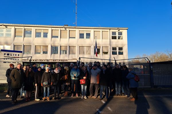 une trentaine de personnes se sont mobilisés en soutien à la famille A ce mardi 14 février 2023 à 9h devant le commissariat de Saumur en Maine-et-Loire.