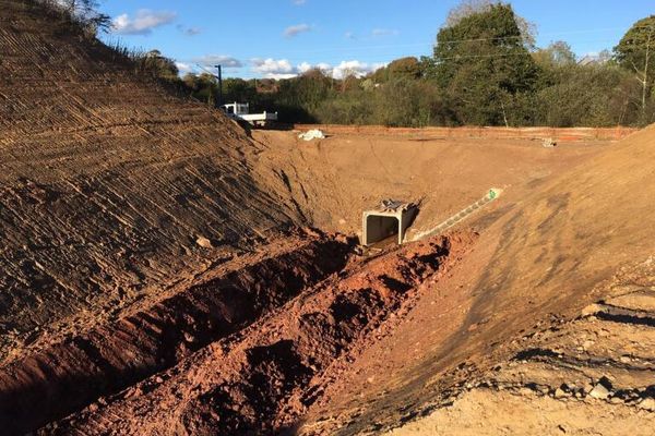 L'aqueduc du Trotte-Bœuf, à Couville (Manche), permet au ruisseau éponyme de passer sous les rails qui traversent la commune. La SNCF et la mairie se disputent sur la responsabilité du financement de sa rénovation.