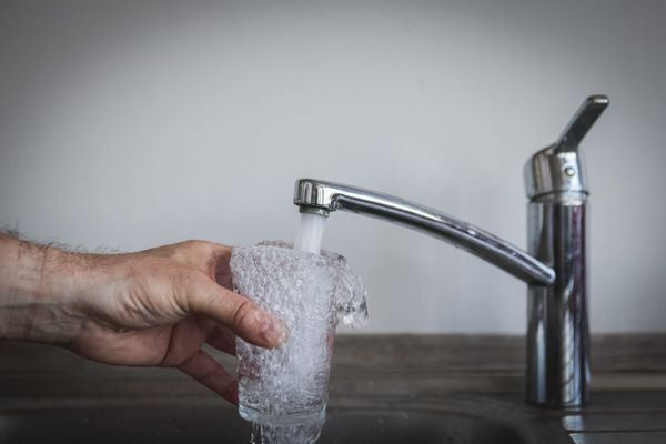 Boire l'eau du robinet, un geste à ne plus faire jusqu'à nouvel ordre