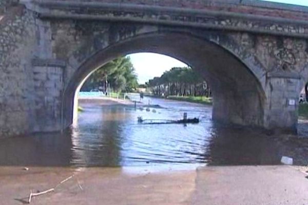 Sous le pont, la Massane en crue à Argelès-sur-Mer