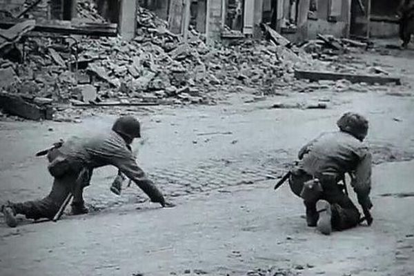 Une image extraite du film "les 100 jours de Normandie", du cinéma 360° d'Arromanches.