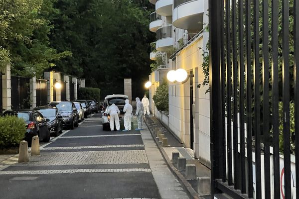 L'identification criminelle au travail, devant l'immeuble où a eu lieu le meurtre.