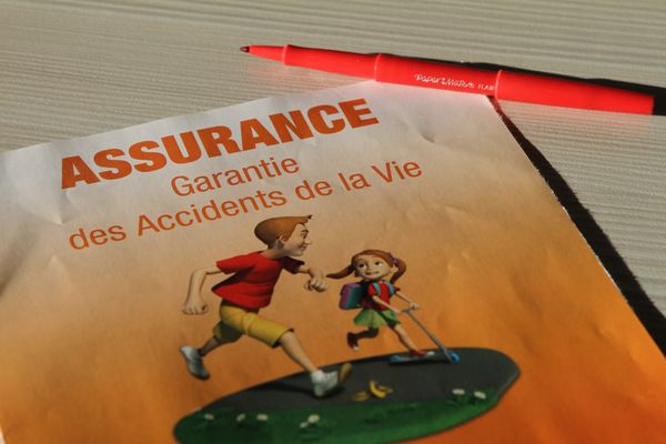 Premières chutes dans la cour de l’école, accidents avec des camarades. Les assurances scolaires sont vivement recommandées.