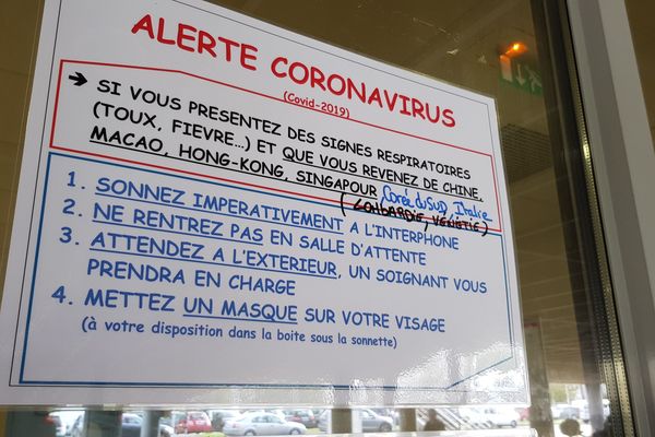 Photo d'illustration. À l'hôpital de Bayonne, une affiche de prévention au sujet du coronavirus. 