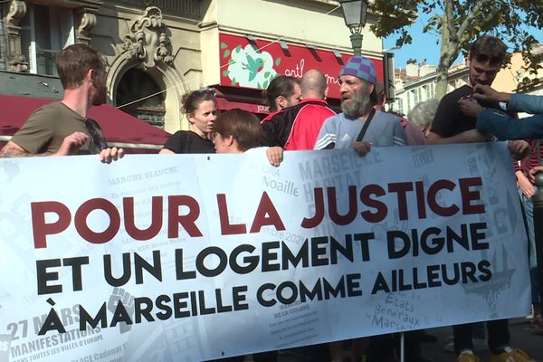 Dimanche 3 novembre, à quatre jours de l'ouverture du procès des effondrements de la rue d'Aubagne, une manifestation rassemble des centaines de personnes à l'appel du Collectif du 5 novembre contre l'habitat indigne.