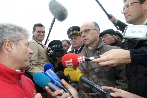 Bernard Cazeneuve rencontre des habitants 