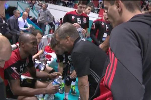 Avant le début du match, le coach Sivano Prandi donne ses consignes au passeurJavier Gonzalez.