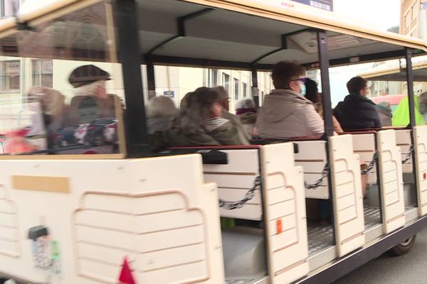 Quand le petit train touristique de Limoges sert de thérapie aux résidents de l'EHPAD du Mas Rome à Limoges, atteints de la maladie d'Alzheimer.