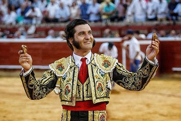 Une image trop rare cette saison. Morante de la Puebla, tout sourire après avoir coupé les deux oreilles de "Marc", toro de Juan pedro Domecq. Huelva, 3 août 2018.