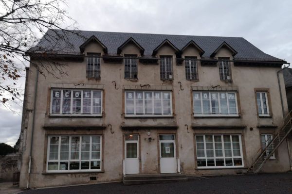 Lundi 2 novembre, les élèves de l'école Saint-Joseph de Pleaux dans le Cantal ont été confinés en raison de menaces.