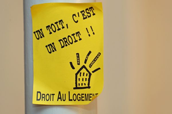 Les militants du Droit au logement ont investi les anciens locaux de la brigade financière dans le XIIIe arrondissement de Paris.