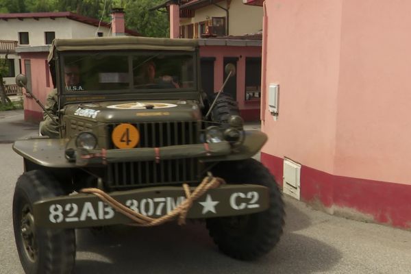 Alain et Jérôme Bibollet, originaires de Haute-Savoie, vont rejoindre la Normandie où ils participeront au 80e anniversaire du Débarquement au volant de leur Dodge WC-56 qu’ils ont restauré pour l’occasion.