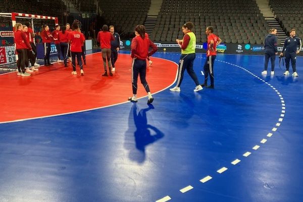 L'équipe de France féminine de handball s'entraîne à l'Arena CO'Met, samedi 2 mars 2024, à la veille de leur match contre la Slovénie.