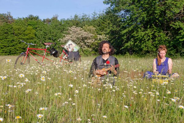 L'artiste peintre Pierre Biebuyck et la collectionneuse de sons Céline Scherr en route pour un périple en Moselle.