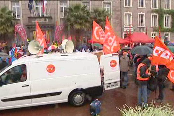 Selon la CGT, ce sont près de 700 salariés d'Areva qui ont manifesté ce mardi dans le centre-ville de Cherbourg