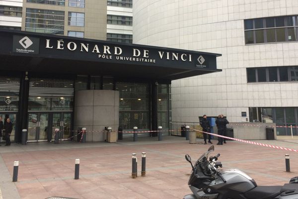 Courbevoie : un professeur de l'université Léonard-de-Vinci tué au couteau devant l'établissement