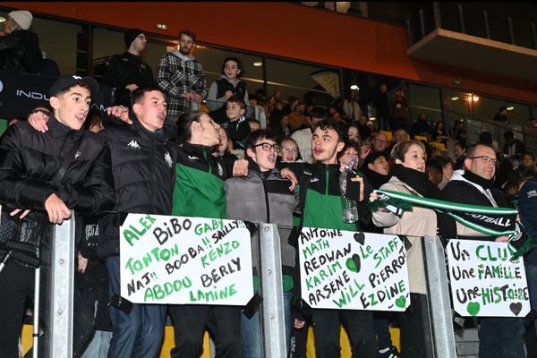 Les supporters du Calais Beau-Marais qui exultent dans les tribunes après la victoire du club 3 buts à 1 face à l'AC Paris 15, samedi 16 novembre 2024, lors du 7ème tour de la Coupe de France.