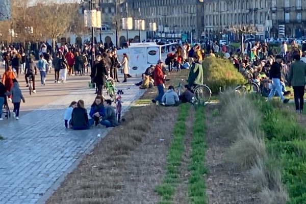 Les quais de Bordeaux sous le soleil dimanche 28 février 2021