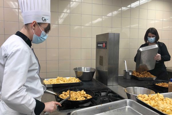 Au menu de ces 200 repas destinés au Restos du Coeur : riz pilaf et légumes et crumble aux pommes.