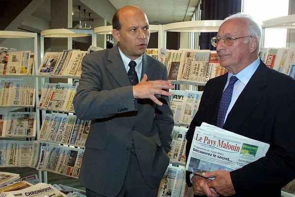 François-Régis Hutin, à droite, lors du congrès de la presse hebdomadaire régionale à Vannes en mai 2001 