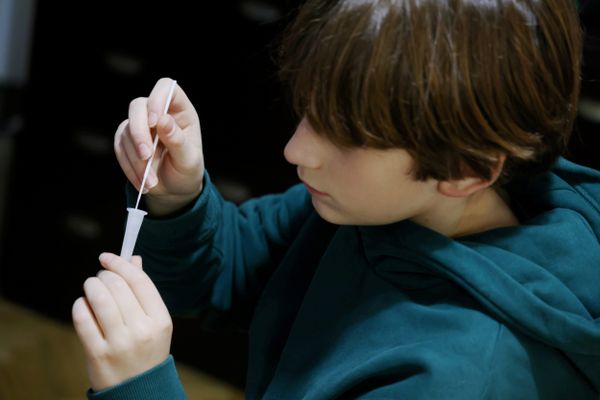 Illustration d'un enfant faisant un autotest covid-19