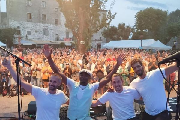 Antraigues sur la grande place, le festival Jean Ferrat, édition 2023