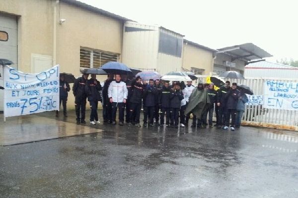 Les ambulanciers devant le local des Ambulances Larrouy à Jurançon.