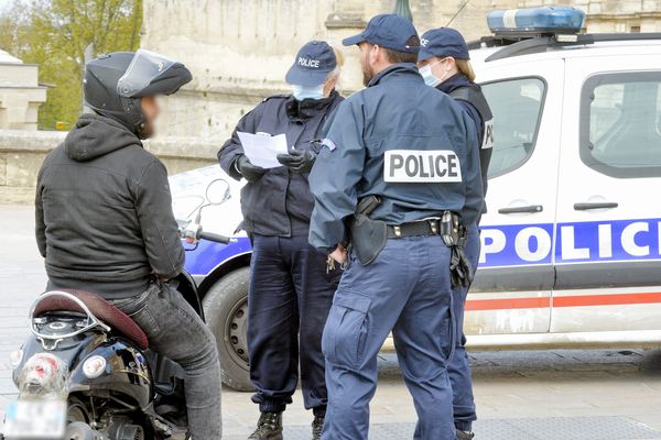 Contrôle d'une attestation de sortie, à Montpellier - Photo d'illustration