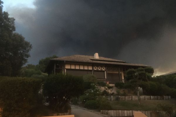 Les fumées dans le ciel du Pyla-sur-mer