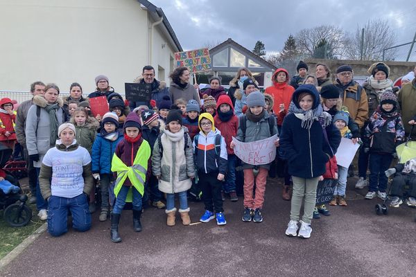 Les élus et parents d'élèves de trois communes du Cotentin se mobilisent depuis une semaine pour empêcher la fermeture d'une classe de leur regroupement pédagogique intercommunal.