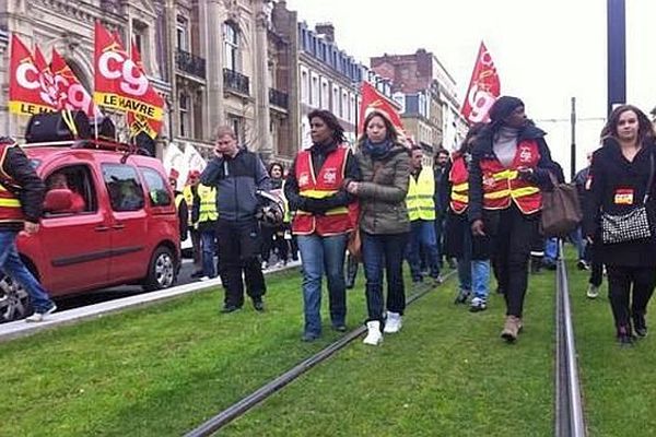 Les manifestants sur les voies du tramway du Havre