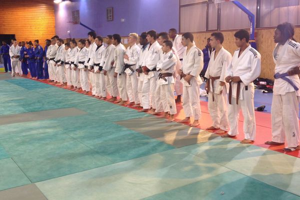 Au programme de ce stage : entraînement de judo, footing, piscine, sport collectif et randonnée.