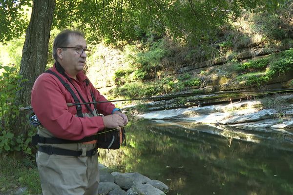 La pêche à la mouche est une pratique courante en Ardèche. Mais de moins en moins de pratiquants s'y adonnent du fait du manque de poissons