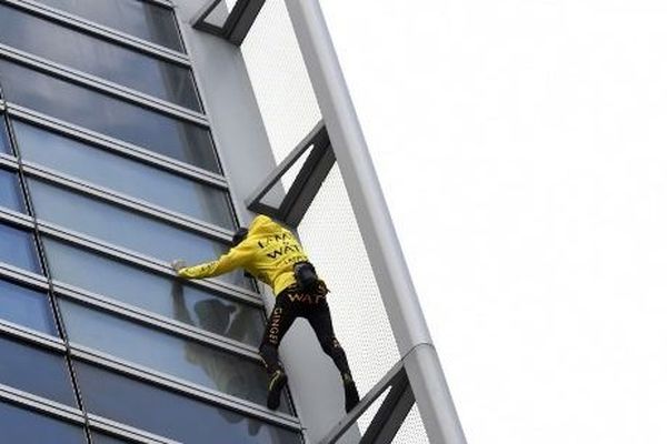 Alain Robert, surnommé l"homme araignée" originaire de l'Hérault  au sommet de la Tour Engie ce lundi 25 mars 2019. 