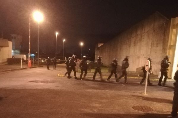 En milieu d’après-midi, des détenus qui étaient en promenade à la maison d’arrêt de Moulins-Yzeure, dans l’Allier, ont refusé de regagner leur cellule, jeudi 25 janvier. L’administration pénitentiaire a fait appel à des équipes spécialisées dans la gestion des émeutes.