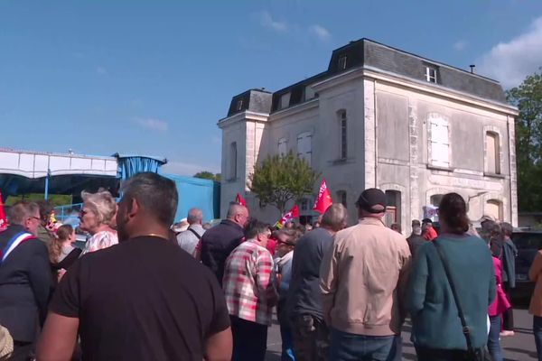 Près d'une centaine personnes se sont manifestées devant la gare de Chabanais, en Charente.