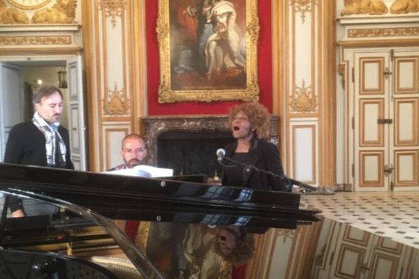 Liz McComb en répétition avant un concert à l'Hôtel des Invalides.