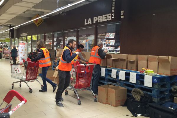 Une collecte pour la Banque alimentaire, dans une grande surface de Vélizy, dans les Yvelines.